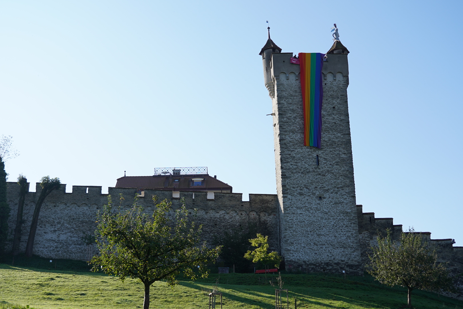 Queer-Fahne am Männliturm in Luzern